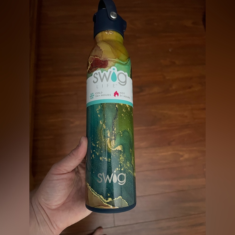 Swig life water bottle brand new